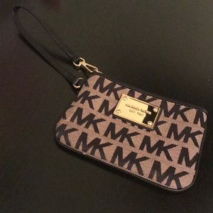 Michael Kors Wristlet💜